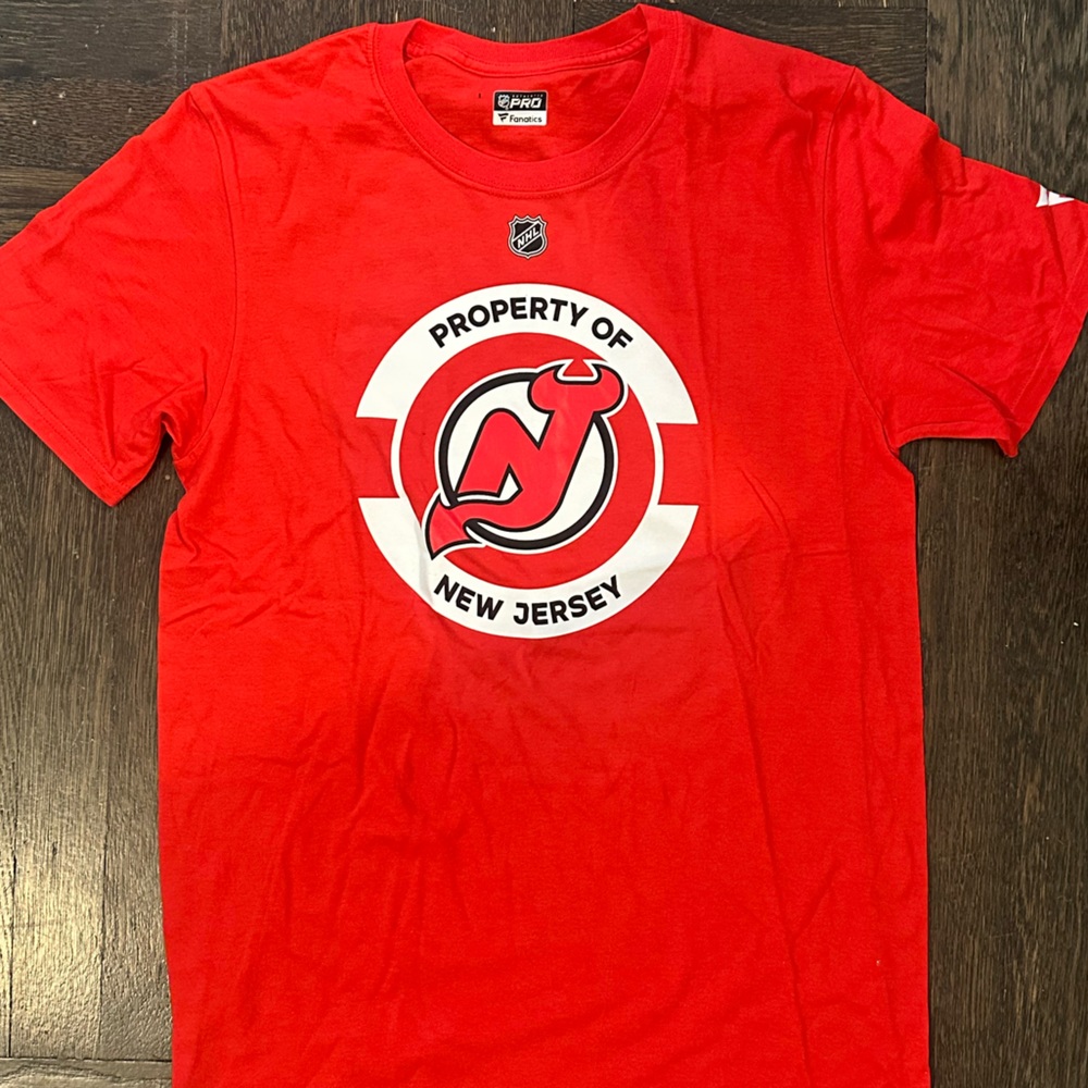 Red New Jersey Devils T-Shirt - Fanatics - size medium